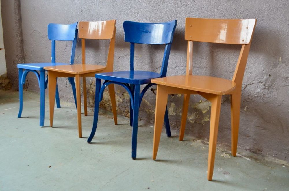 S&eacute;rie de chaises bistrot style vintage d&eacute;pareill&eacute;es Meubles