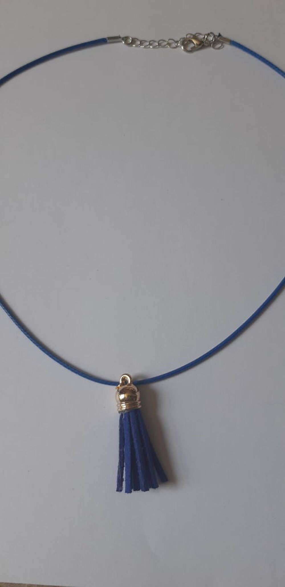 Pendentif gland pompon en cuir sur cordon cir&eacute; Bijoux et montres