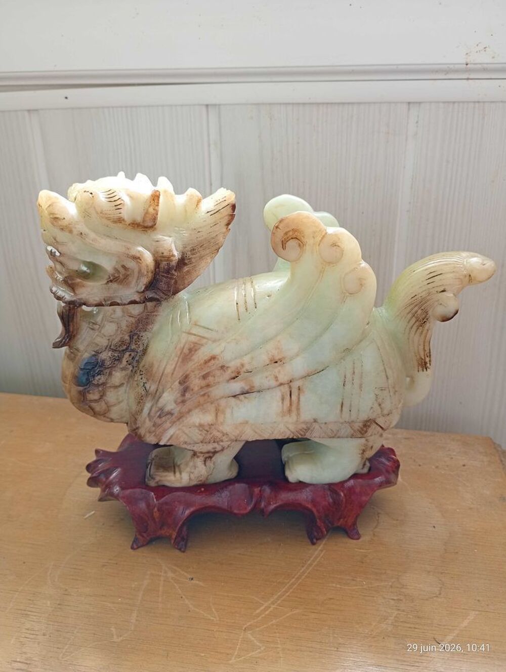 statuette en jade forme de dragon poser sur son socle 