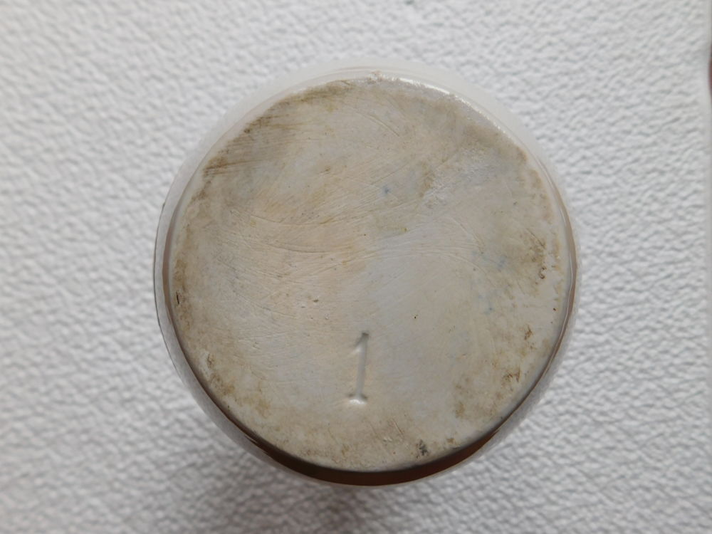 cruche en ceramique marron et blanche 