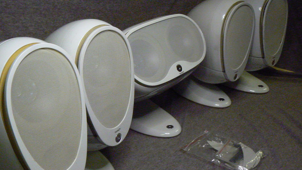 Tannoy Arena Caisson basse amplifi&eacute; et 5 pieds de table Audio et hifi