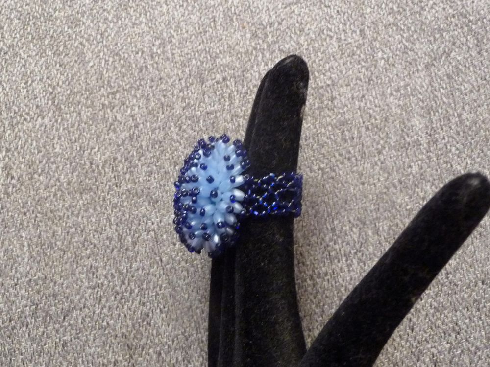 Bague Ronde Fleur en Perles Bleu Clair et Bleu Marine Bijoux et montres