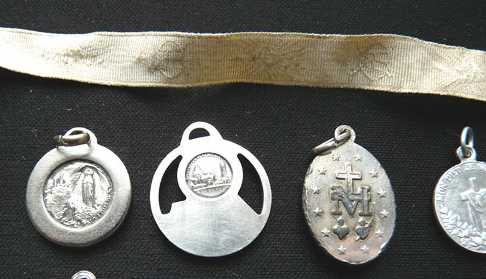 Lot de 16 M&eacute;dailles diverses et Pendentifs religieux - Vinta Bijoux et montres