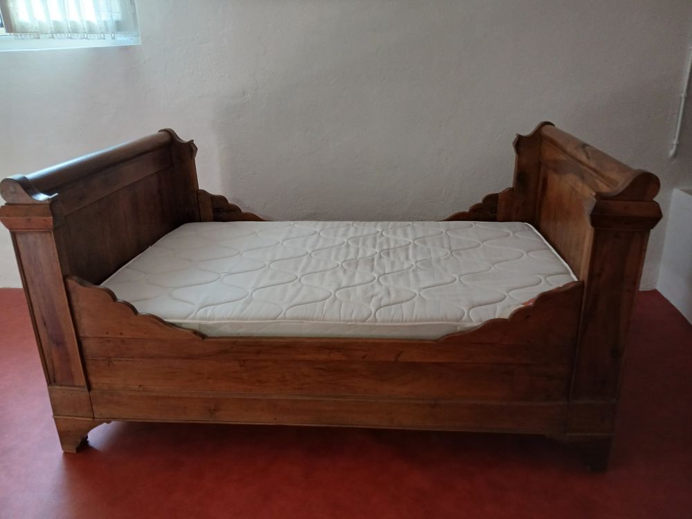 lit ancien bois massif noyer 120x190 avec matelas neuf Meubles
