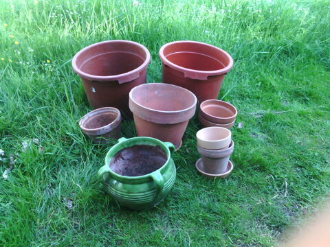 :
differents pots de fleurs  terre cuite  ou plasti Le Creusot (71)