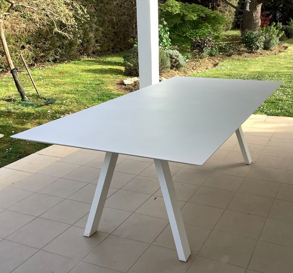 Table de jardin vanity de marque Vlaeminck .
Jardin