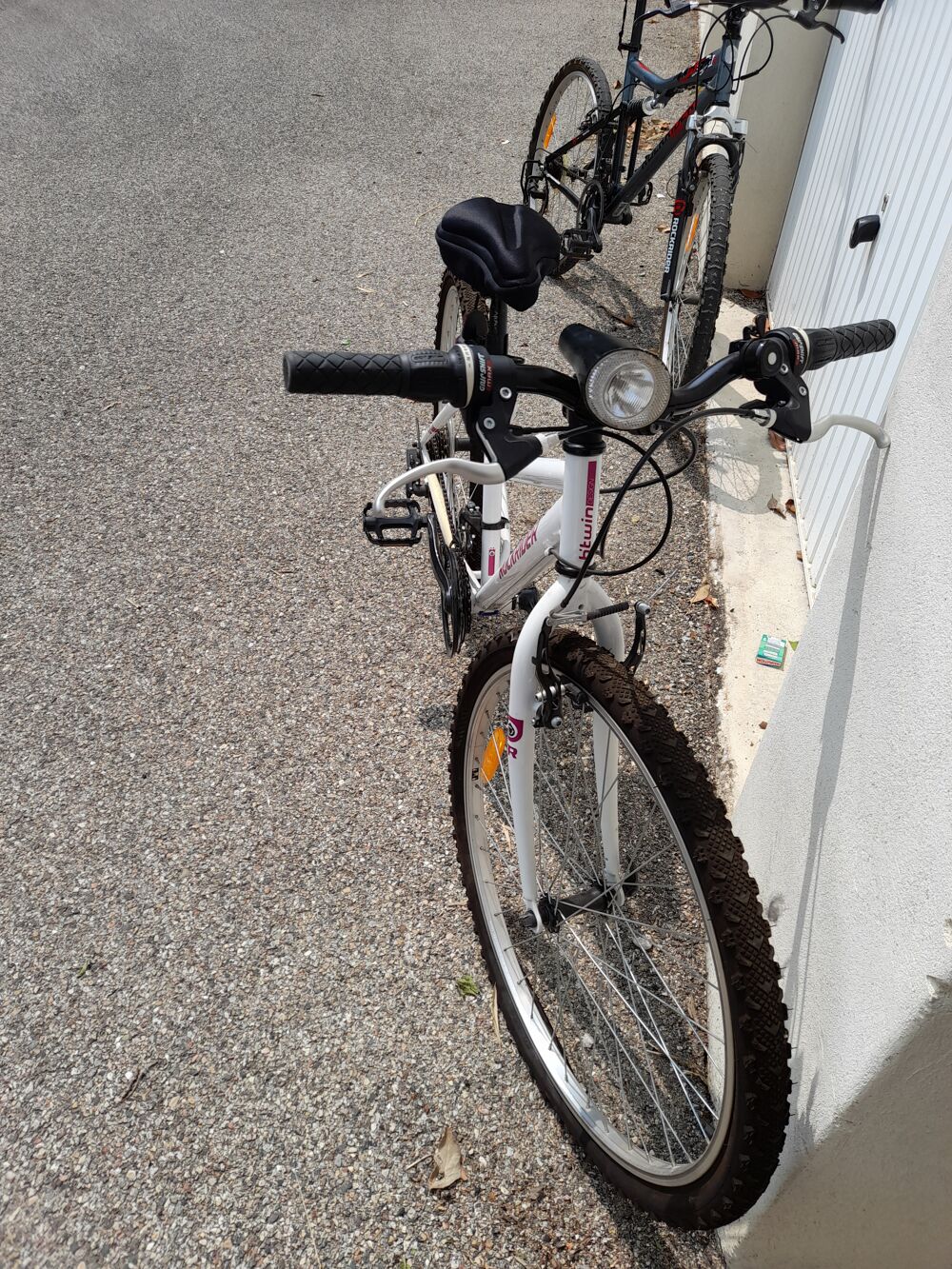 A VENDRE 2 VELOS VTT HOMME ET FEMME Vélos