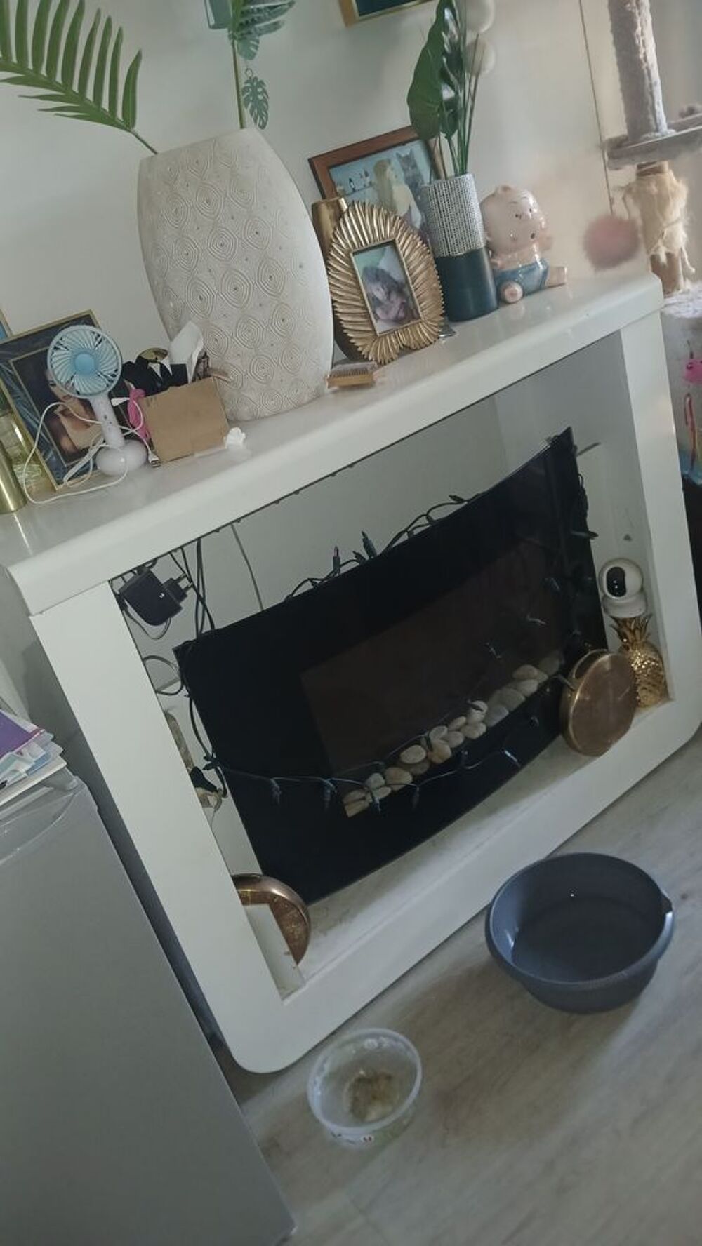 Meuble bar blanc laqu&eacute; avec fausse chemin&eacute;e int&eacute;gr&eacute;e Meubles