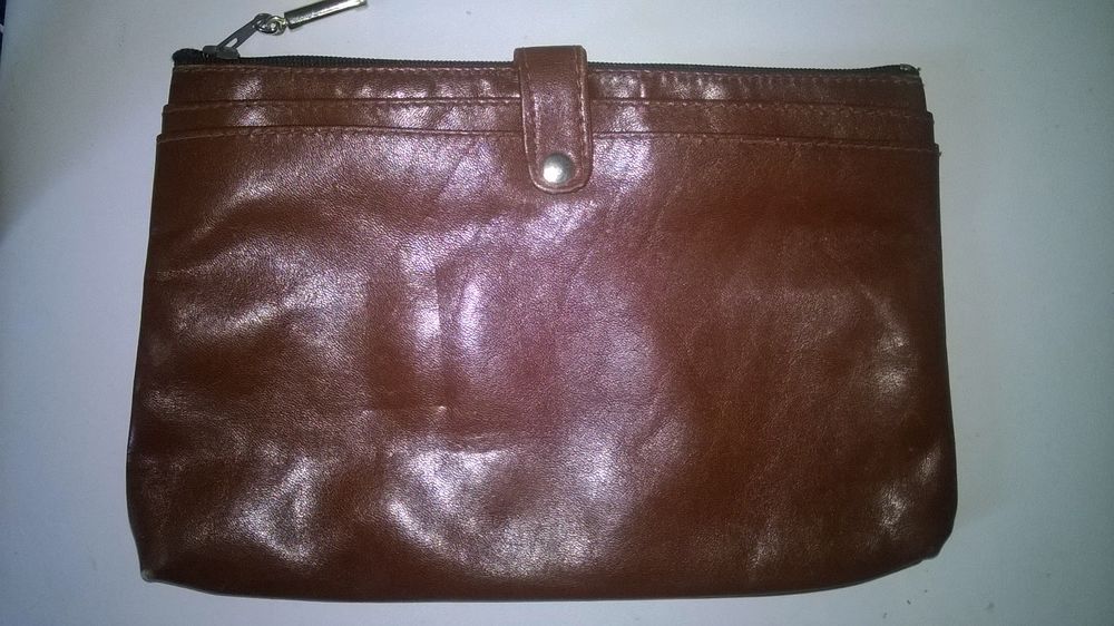 -Pochette cuir
3 emplacements pour carte ,papiers etc....
Maroquinerie