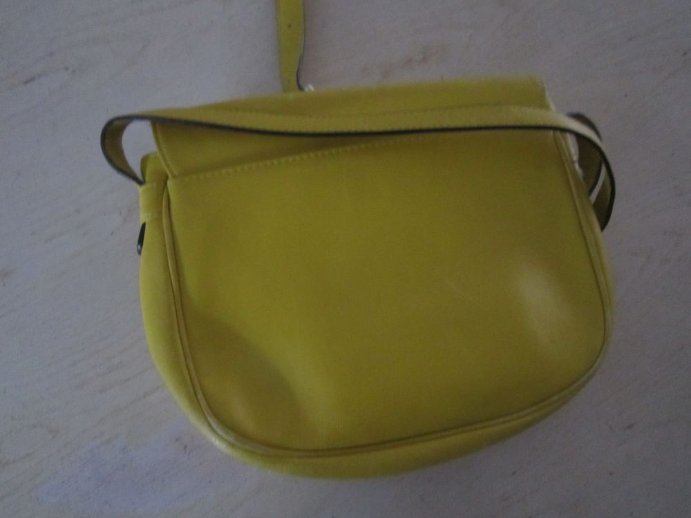 Un sac en cuir couleur jaune Maroquinerie