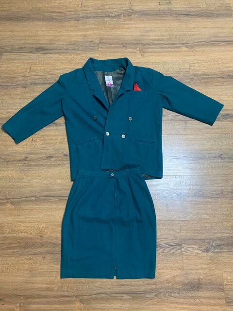 Ensemble veste + jupe  femme     Fréquence Pari 12 Saleilles (66)
