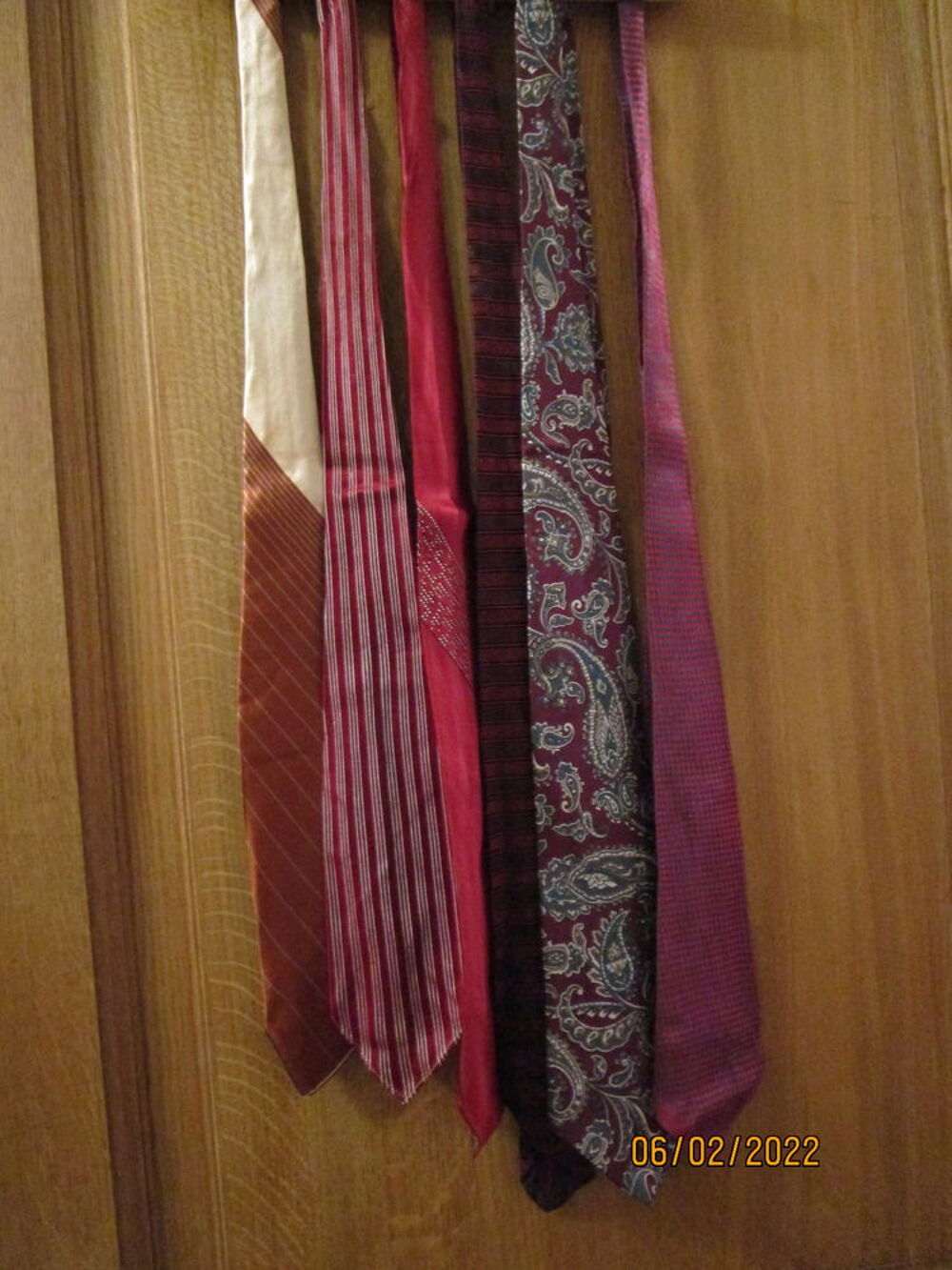 lot de six cravates de tons rouge et ocre Vtements