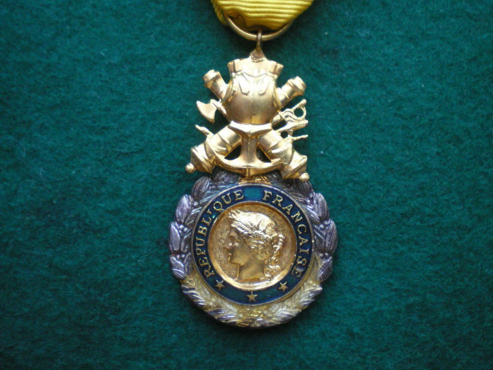 M&eacute;daille Militaire 4&deg; R&eacute;publique avec &eacute;maux verts. 