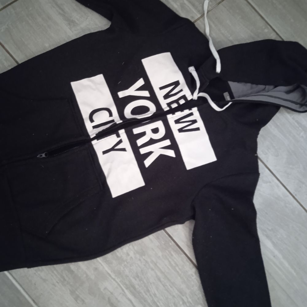 Veste sweat imprim&eacute;e New York city marque cluster capuche, T Vêtements