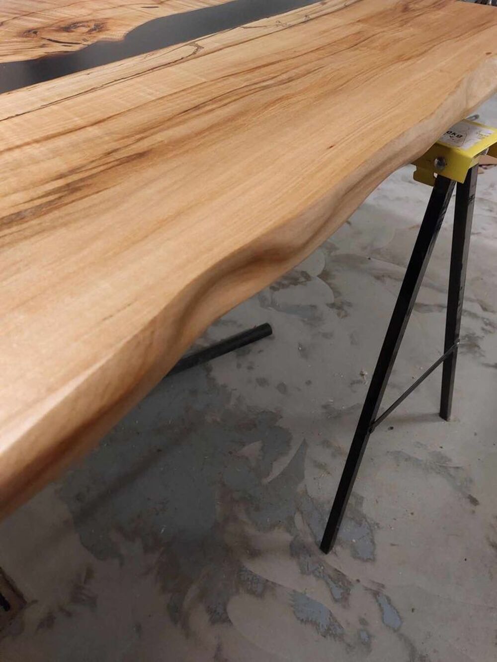 Table neuve sur mesure en bois noble et r&eacute;sine &eacute;poxy Meubles