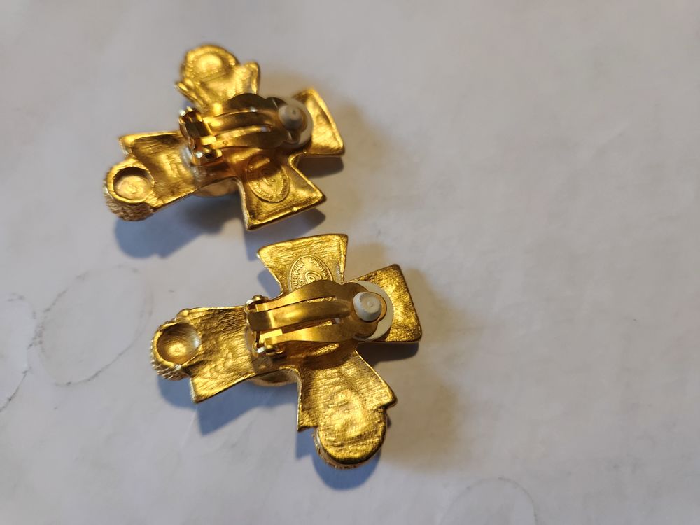 BO Clip croix dor&eacute;e DG cabochon bleu/ perle/strass C.LACROIX Bijoux et montres