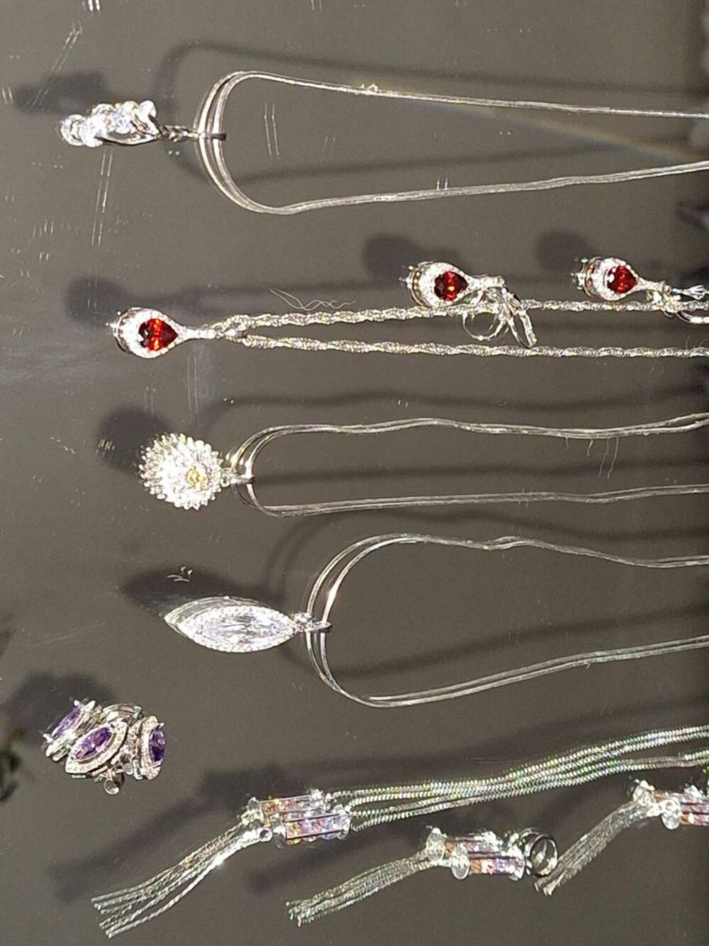 Pendentifs raffin&eacute;s et parures en pierreries Bijoux et montres