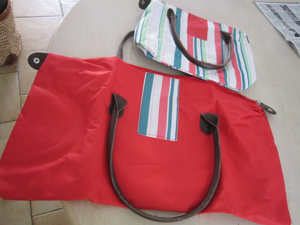 Un lot de deux (2) sacs en polyester avec attribut Maroquinerie
