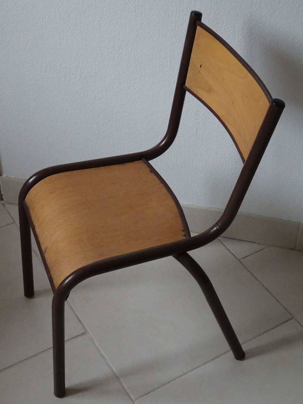 Bureau d'&eacute;colier et sa chaise assortie. Meubles