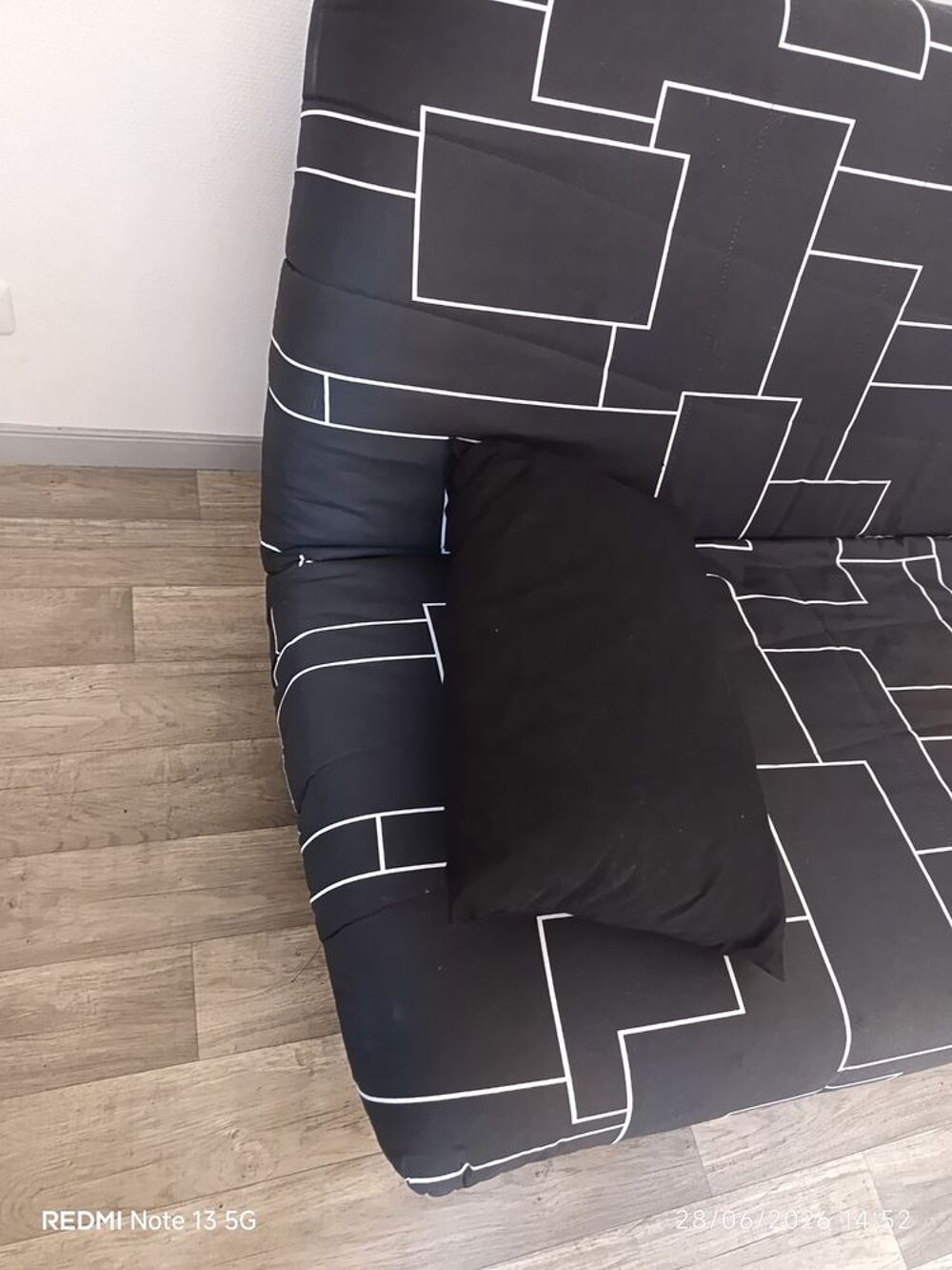 Canap&eacute; neuf clic clac noir motifs g&eacute;om&eacute;triques Meubles