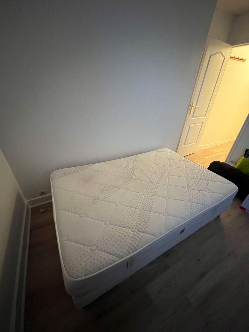 Sommier et matelas une place et demi de la marque Epeda Meubles