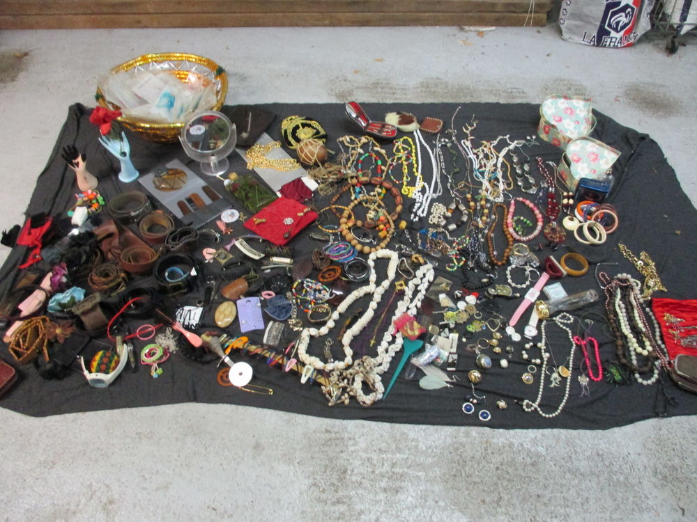 lot de bijoux fantaisie pas d or environ 200 articles Bijoux et montres