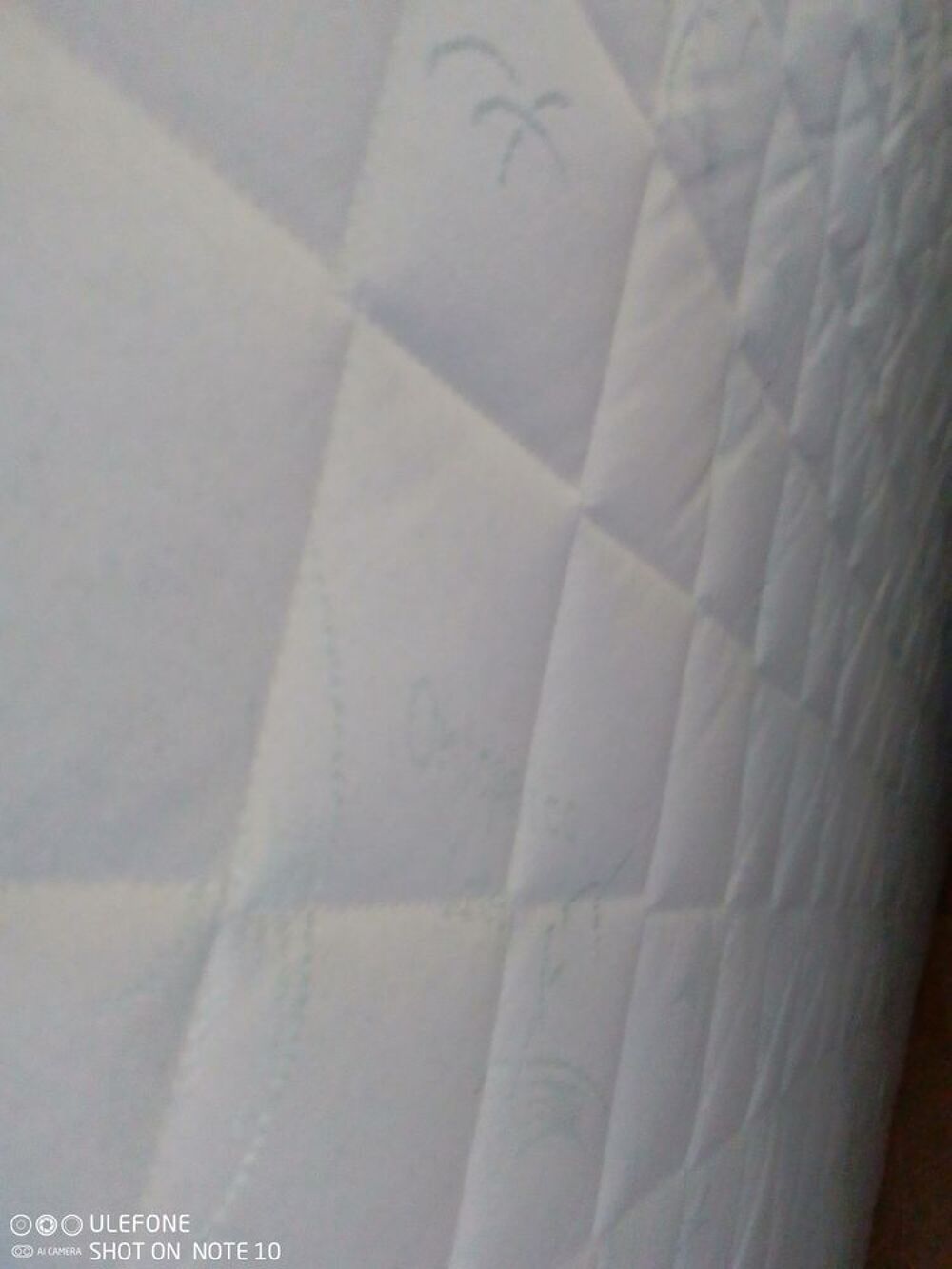 Literie compl&egrave;te matelas et sommier tapissier &eacute;tat neuf Meubles