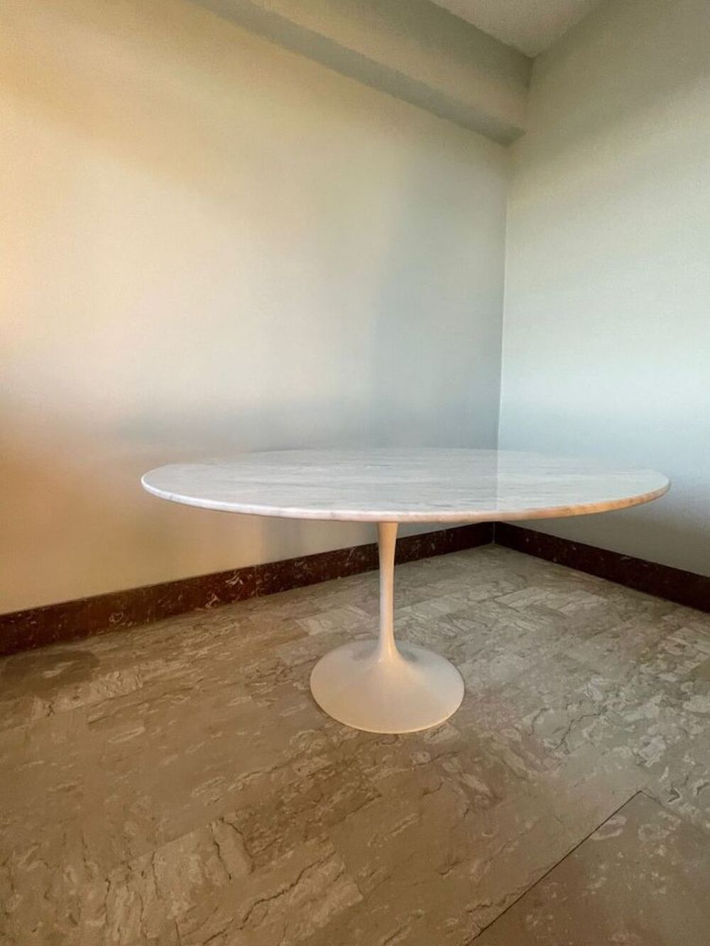 Mobilier de Salle &agrave; Manger Table Tulipe Eero Saarinen Meubles