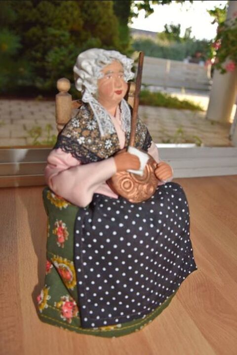 Artisanat Dordogne. Poup�e argile sur sa chaise.  40 Gujan-Mestras (33)