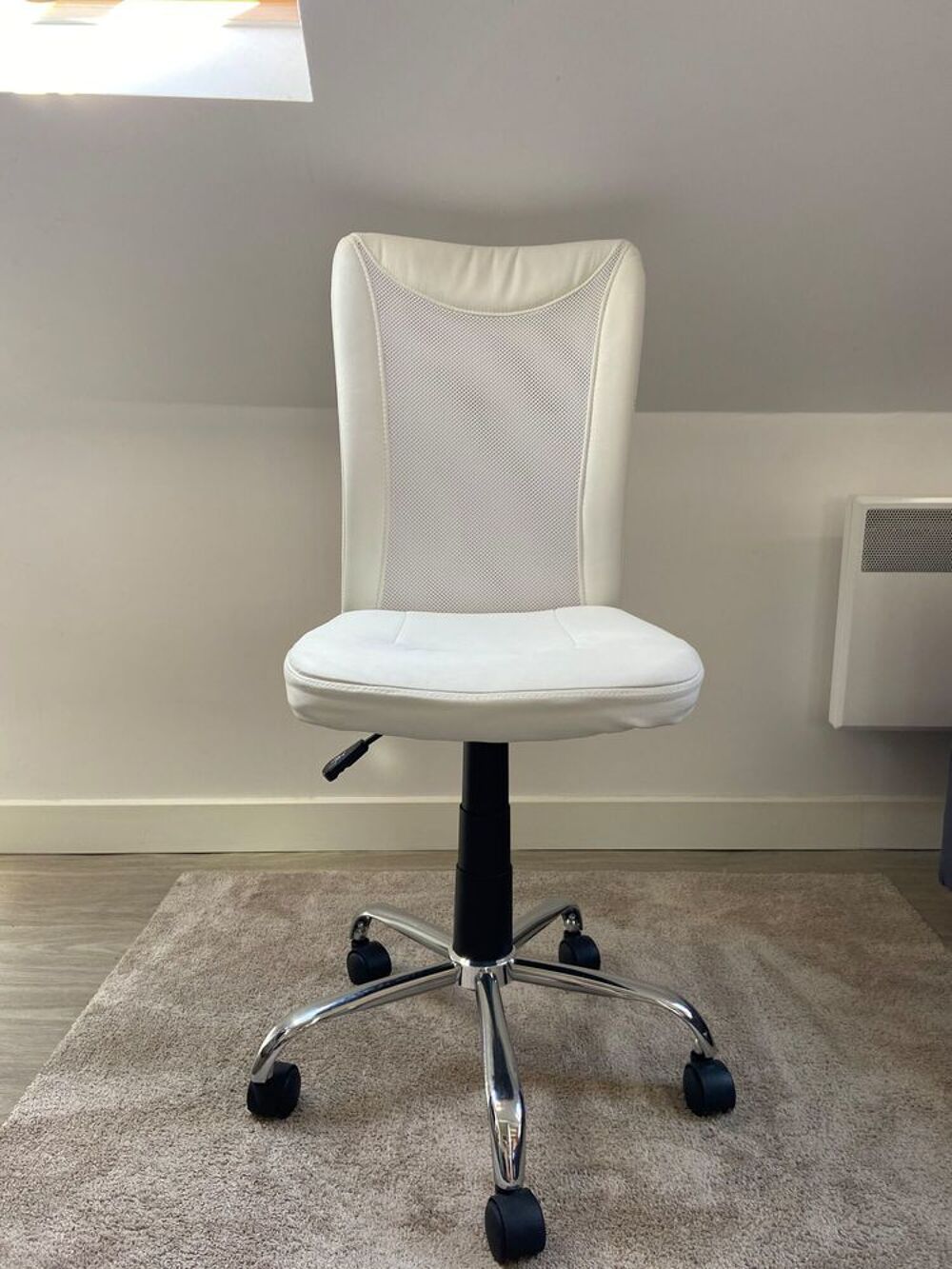 Chaise de bureau blanche avec roulettes ? bon &eacute;tat Meubles
