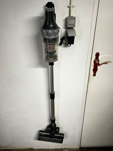 Aspirateur � batterie  marque essentiel
25 Hayange (57)