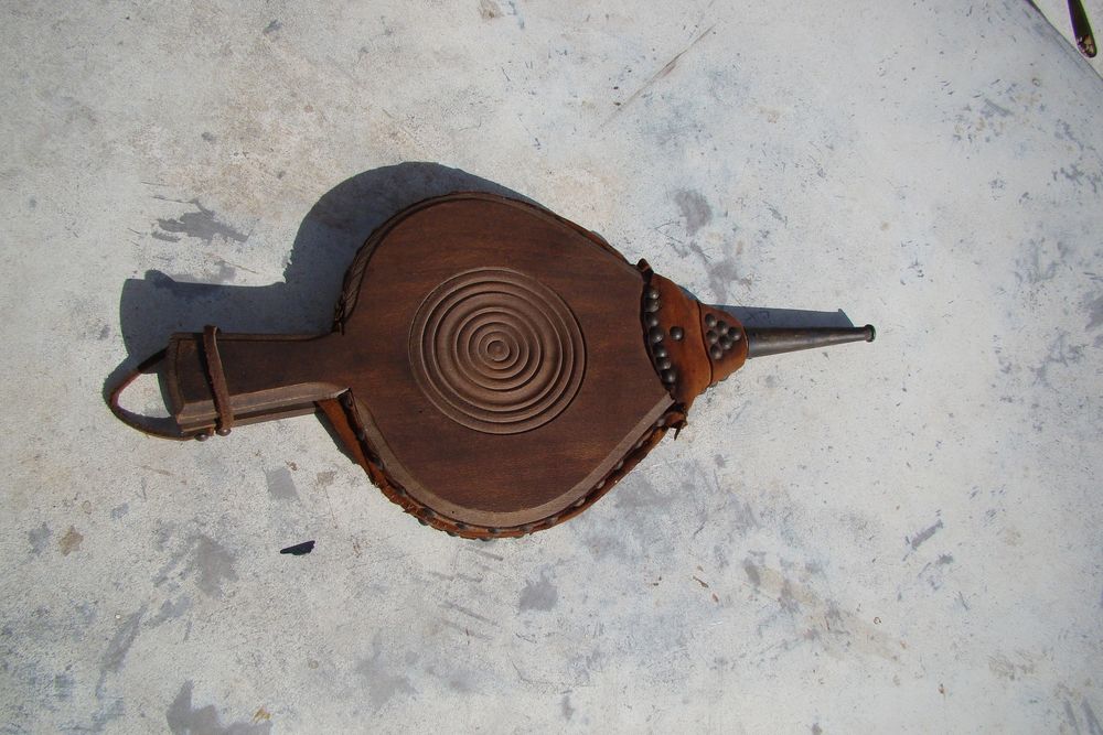 Ancien soufflet de chemin&eacute;e en bois et cuir
Décoration