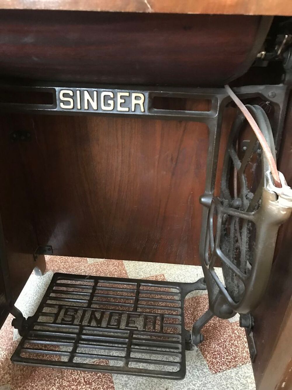 Machine &agrave; coudre &agrave; p&eacute;dale SINGER Meubles
