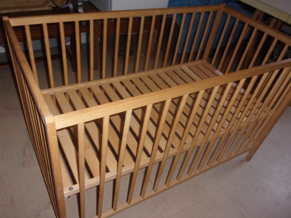 Lit b&eacute;b&eacute; en bois + Matelas neuf Puriculture