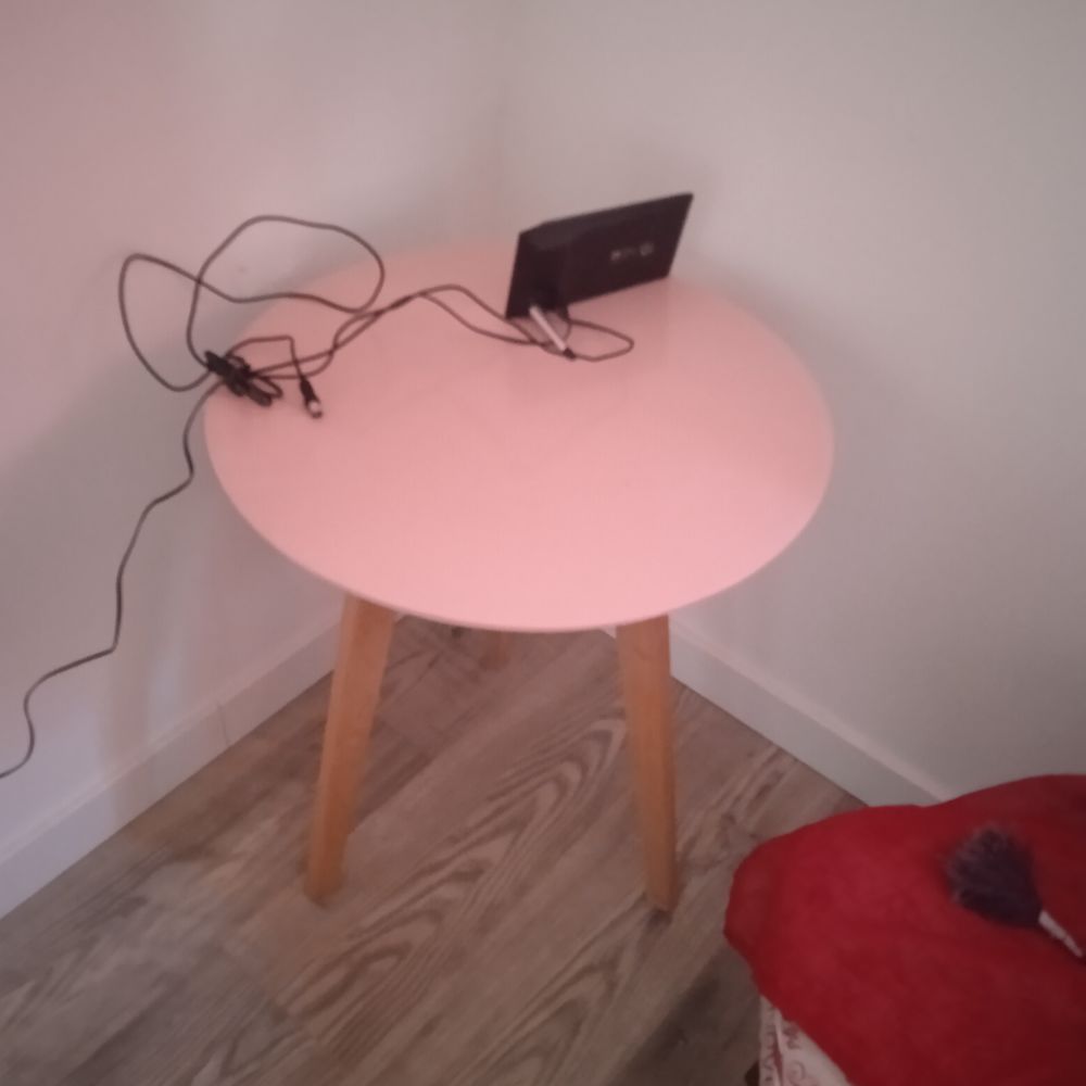 Petite table rose pieds bois diam&egrave;tre 50 hauteur 58 bout de Meubles