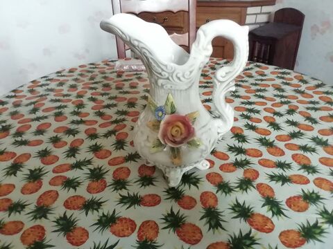 Grand vase ou pichet en porcelaine, signé R. CAPODIMONTE 30 Noyelles-lès-Vermelles (62)