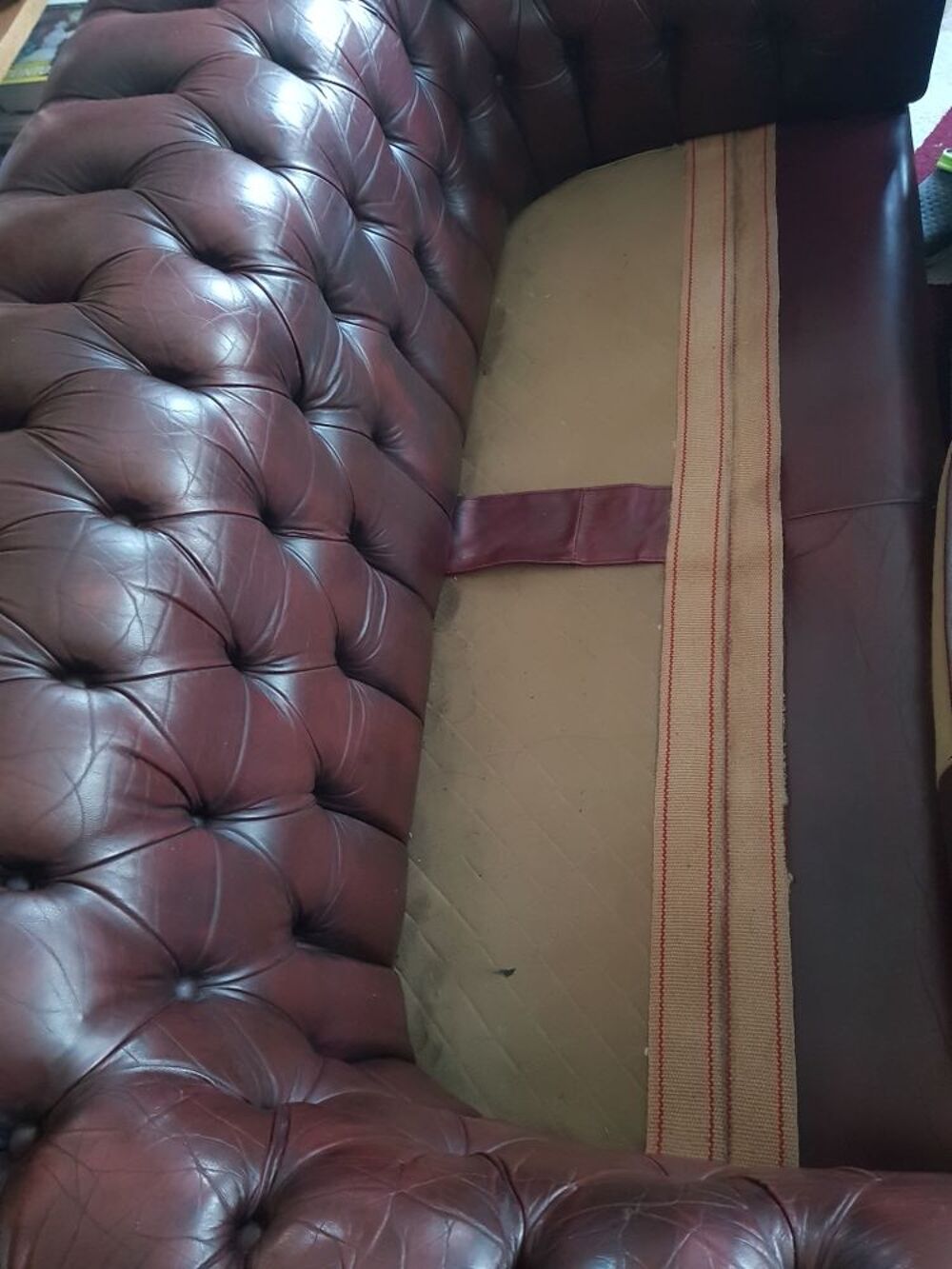canap&eacute; chesterfield vintage deux places en cuir Meubles