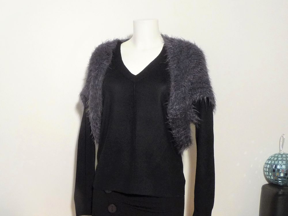Gilet/ Bol&eacute;ro/ Veste Gris Fonc&eacute; &agrave; Longs Poils- Taille 38/40 Vêtements