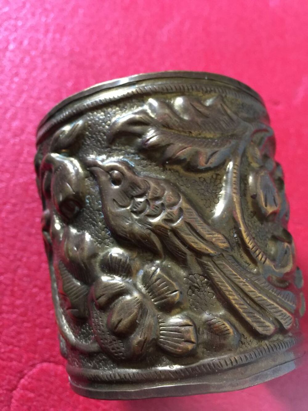Manchette vintage en laiton repouss&eacute; Bijoux et montres