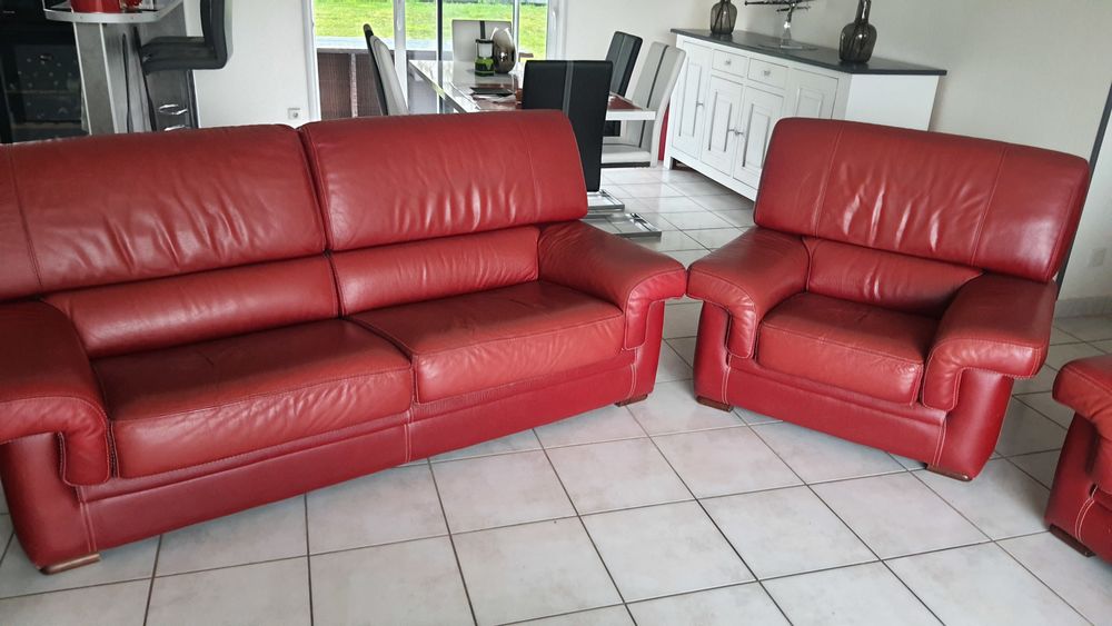 canap&eacute; 3 places et 2 fauteuils en cuir rouge Meubles