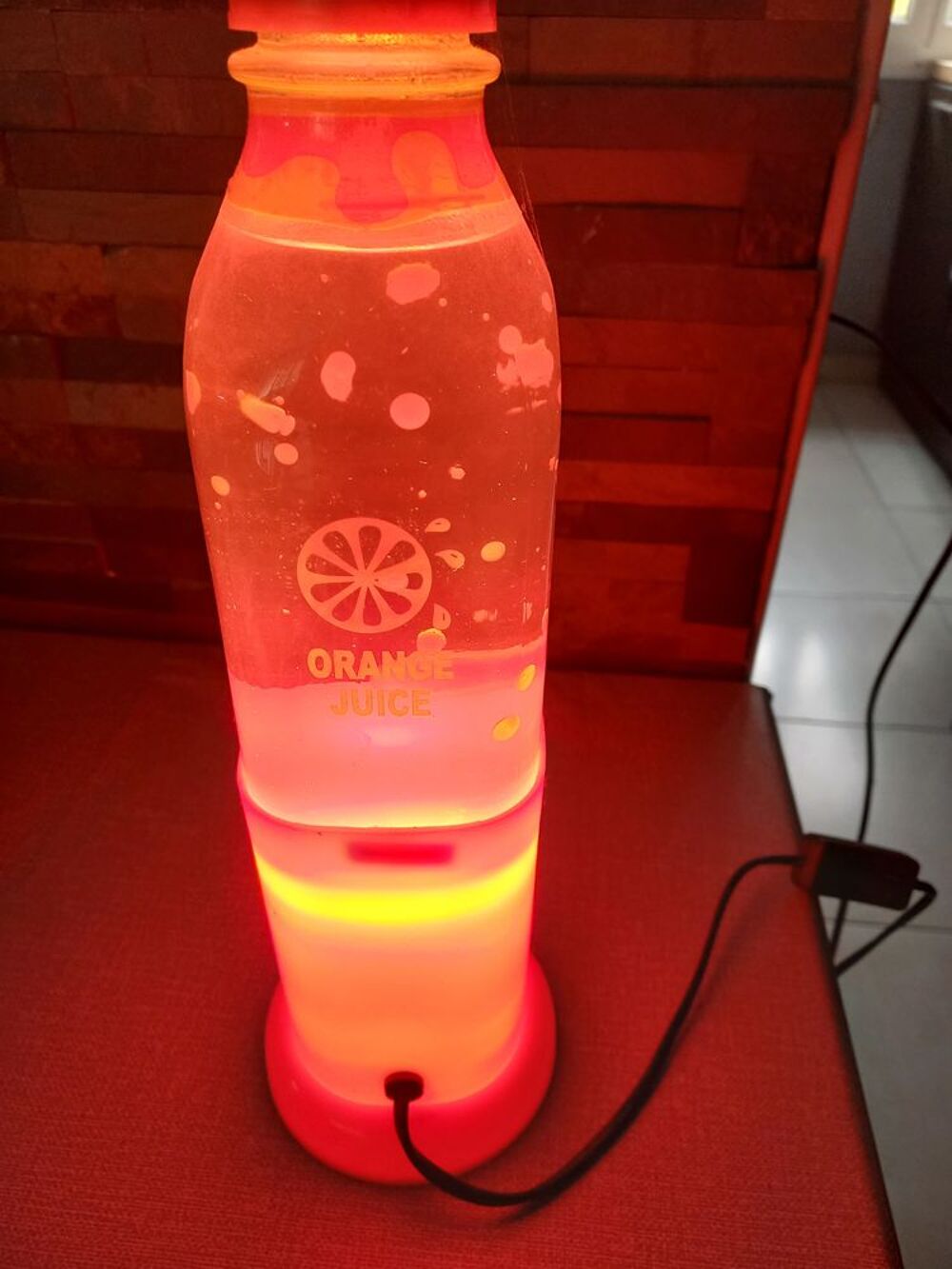 Lampe &agrave; lave orange Décoration