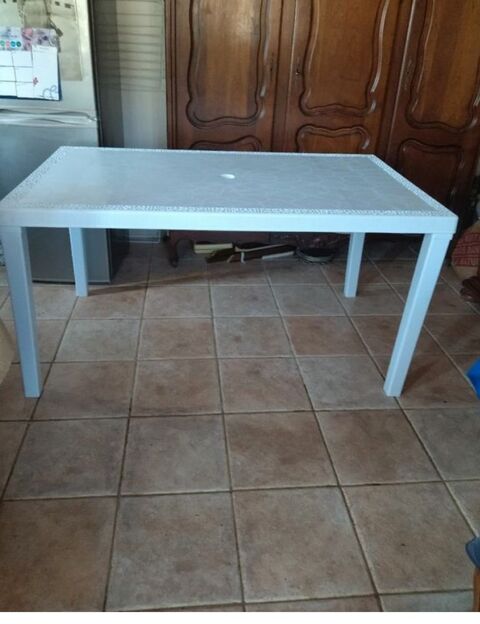 Tr�s belle table  servi 
une seule fois, comme neuve.
1 Le Luc (83)