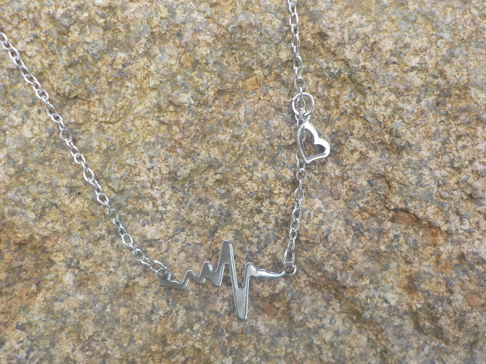 COLLIER FINE CHAINETTE AVEC COEUR ET DECOUPE ELECTROCARDIOGR Livres et BD