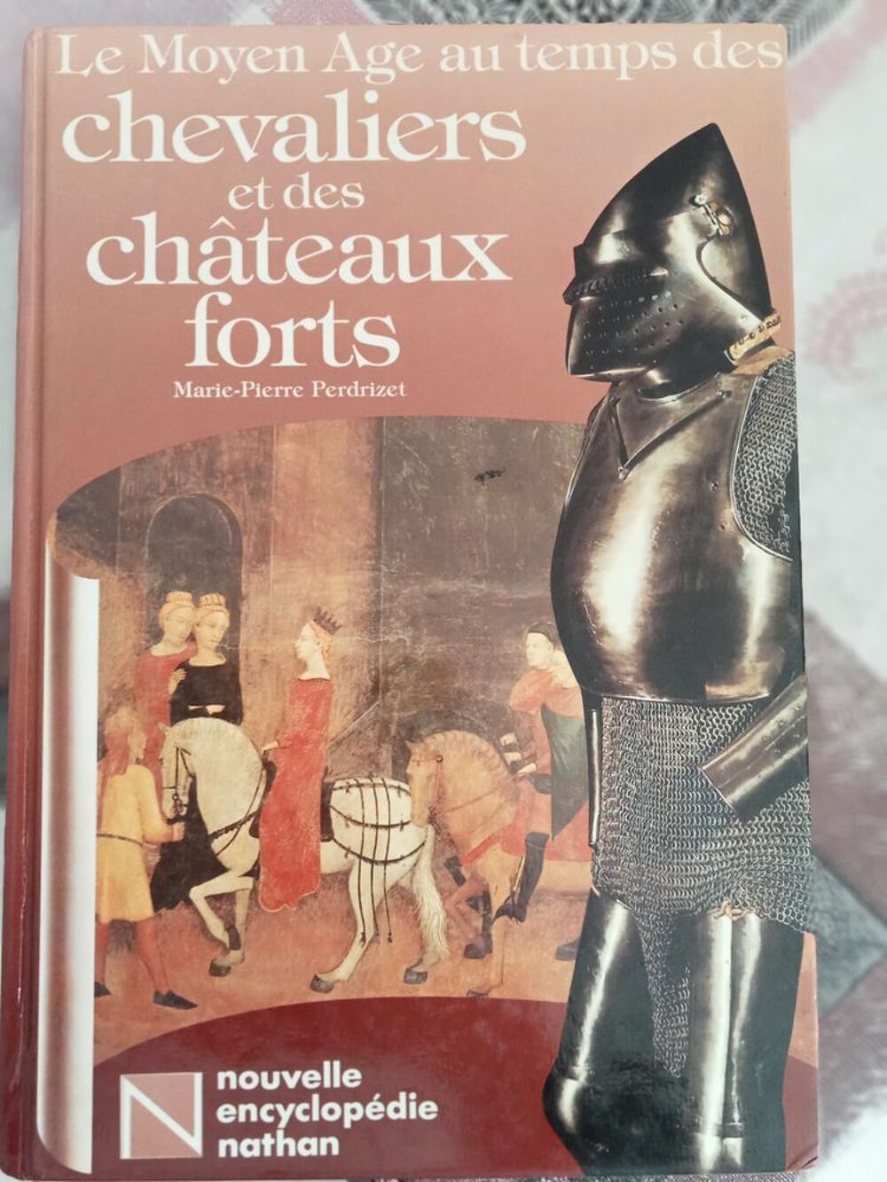 Le moyen &acirc;ge au temps des chevaliers et des ch&acirc;teaux forts Livres et BD