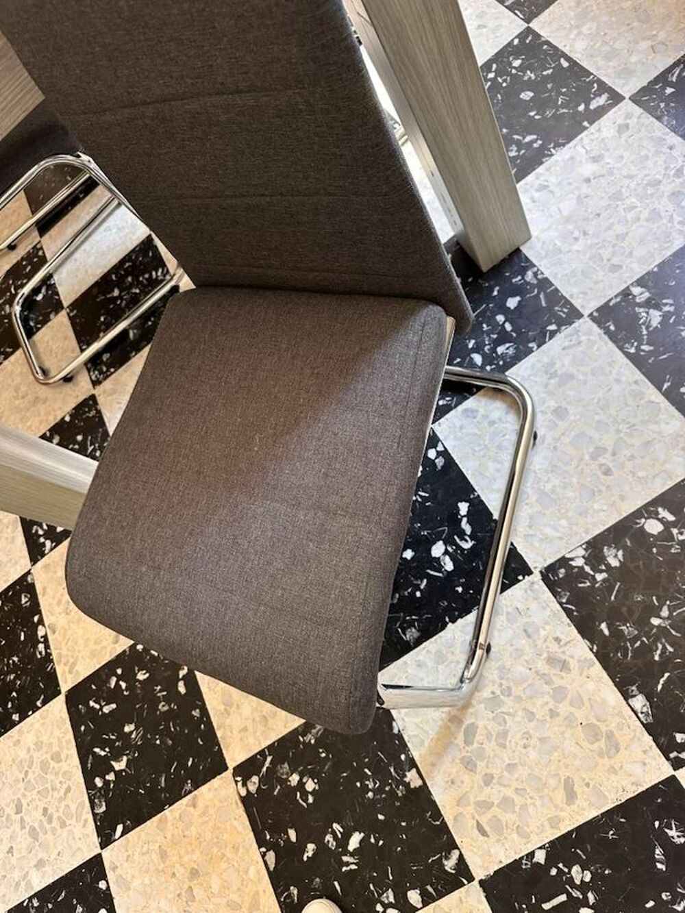 table et 6 chaises Meubles