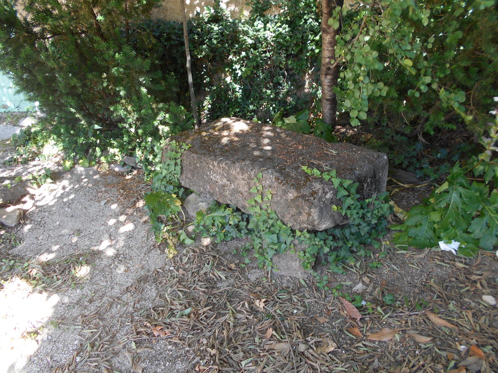 banc en pierre Jardin