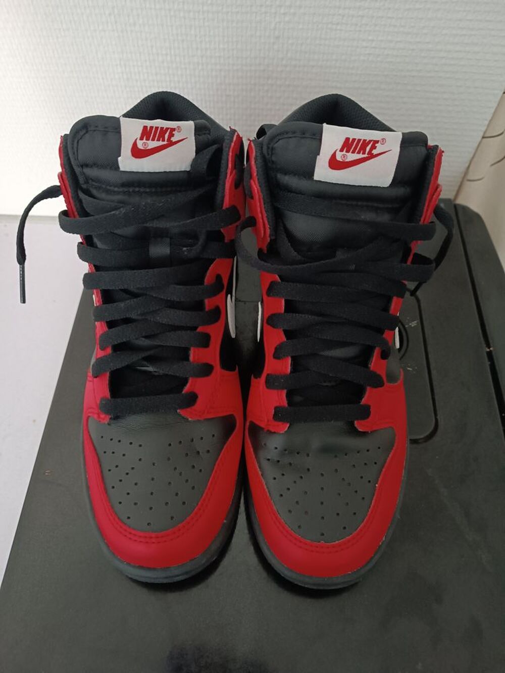 Basket dunk Nike montante, port&eacute; a l'essayage, mais petit. Chaussures