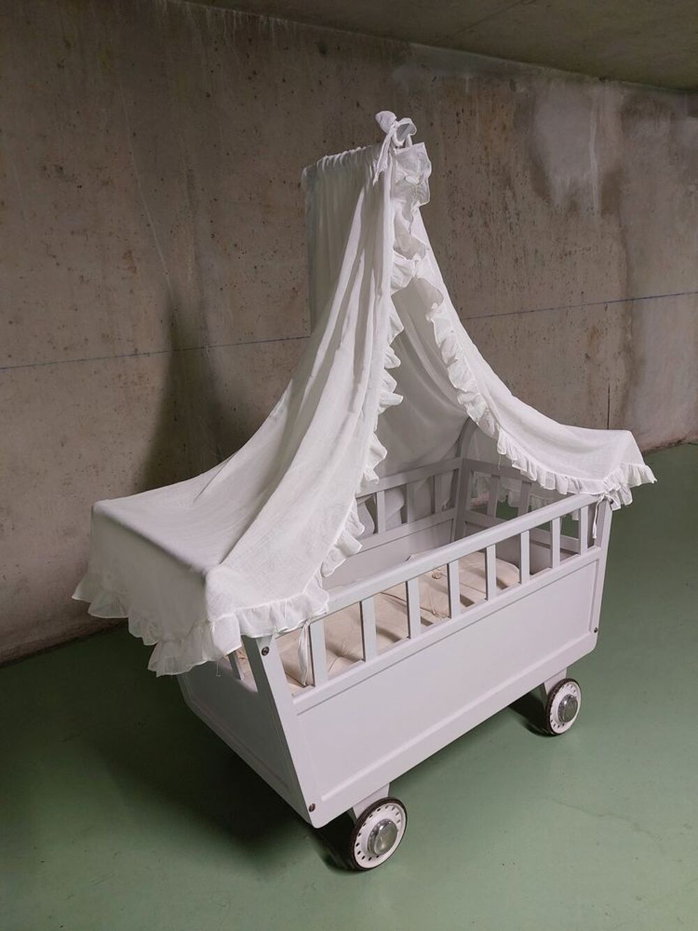 Lit b&eacute;b&eacute; en bois &agrave; roulettes vintage ann&eacute;es 1950 Mobilier enfants