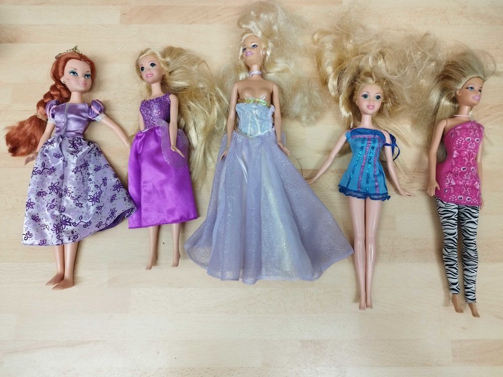 Lot de 5 poup&eacute;es Barbie Jeux / jouets