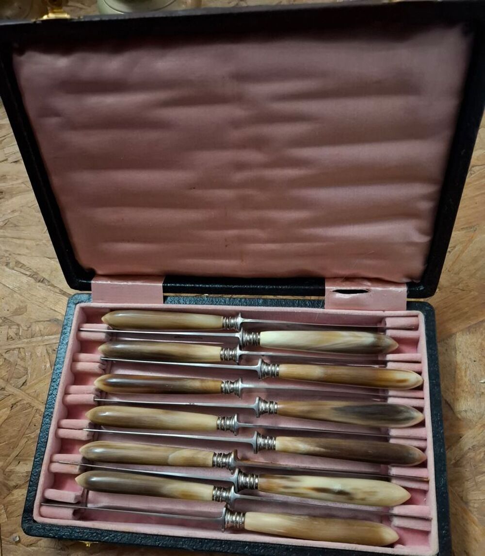 Lot de 12 couteaux avec &eacute;crin. Manches en tissu corne Cuisine